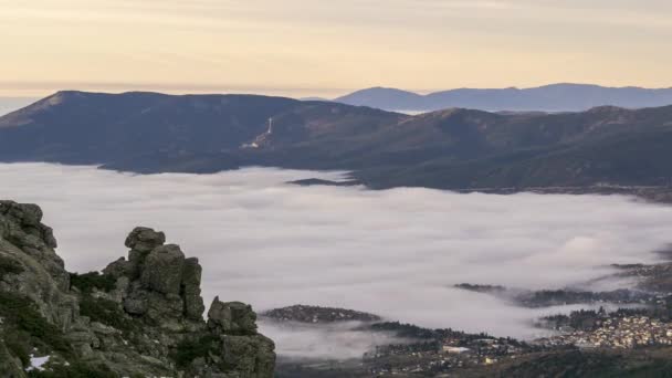 Збільшити Проміжок Часу Скелястого Гірського Хребта Над Густими Плавучими Хмарами — стокове відео