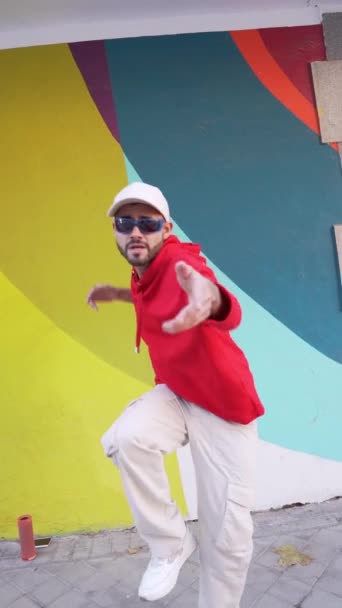 Γενειοφόρος Αρσενικός Χορευτής Κομψά Ρούχα Που Παίζει Πεζοδρόμιο Κοντά Πολύχρωμο — Αρχείο Βίντεο