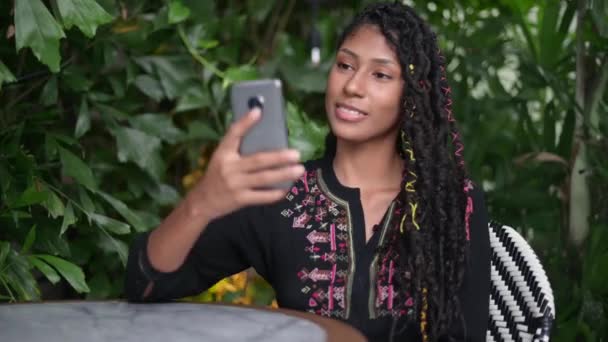 Ung Attraktiv Afro Latina Kvinna Som Tar Selfie Med Smartphone — Stockvideo
