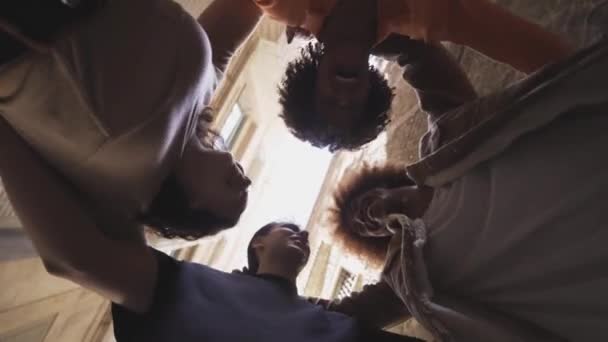 Nízký Úhel Veselých Mladých Multietnických Přátel Ležérní Oblečení Stojící Kruhu — Stock video