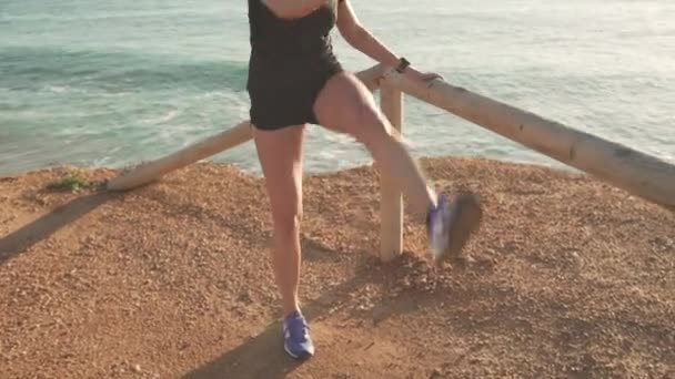 日落时分 年轻的女慢跑者在山地的运动服训练 海景背景 — 图库视频影像