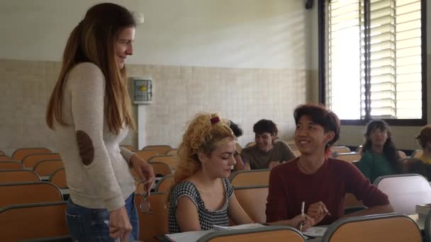 Вчителька Обговорює Багатоетнічними Студентами Класі Університеті — стокове відео