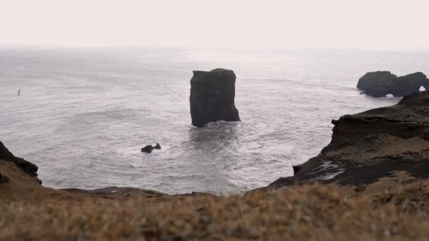 Steile Rotskust Gewassen Door Eindeloze Stormachtige Oceaan Onder Bewolkte Sombere — Stockvideo