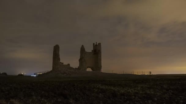 中世のカウディラ城の遺跡は スペインのトレドで夕方に厚い雲と稲妻の閃光で嵐の空に向かって位置しています — ストック動画