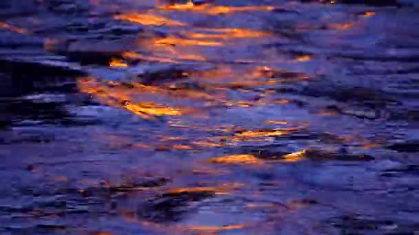 Natuurlijke Textuur Achtergrond Met Donker Kabbelend Water Dat Heldere Lichtbundels — Stockvideo