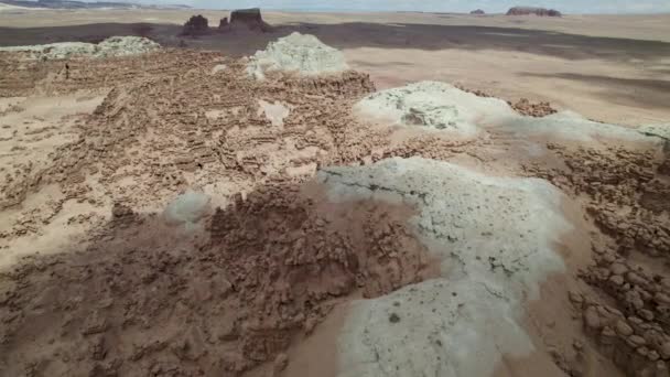 유타의 고블린 공원에서 하늘에 대하여 건조한 사막에 위치한 비정상적인 형성의 — 비디오