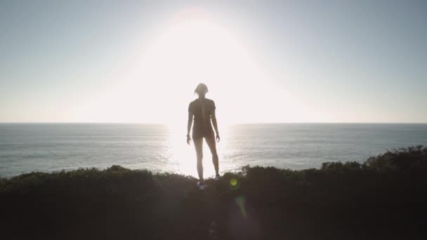 Junge Joggerin Sportkleidung Beim Training Den Bergen Während Des Sonnenuntergangs — Stockvideo