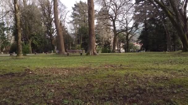 西班牙坎塔布里亚市公园 沿着空旷人行道的木制长椅 — 图库视频影像