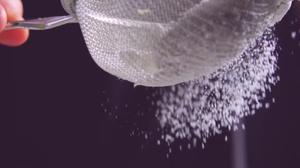 Karanlık Arka Plana Şeker Tozu Serpiştiren Metal Elekten Geçirilmiş Meçhul — Stok video