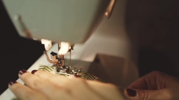 背景下从事缝纫机工作的妇女 — 图库视频影像