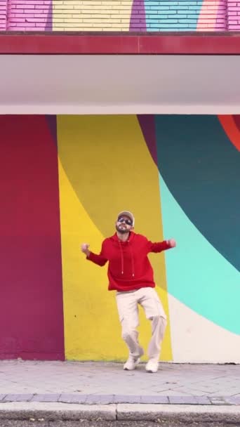 거리에 다채로운 포장에 베어드 댄서의 — 비디오