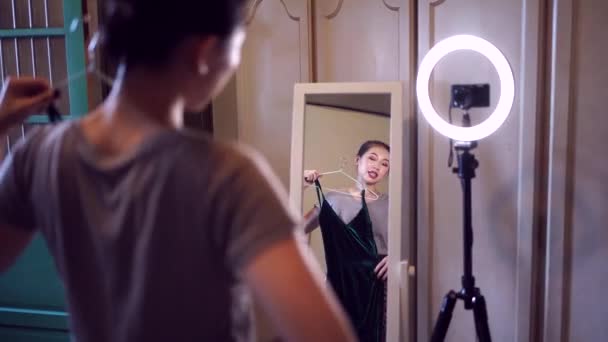 Beeldmateriaal Van Mooie Jonge Aziatische Blogger Maken Inhoud — Stockvideo