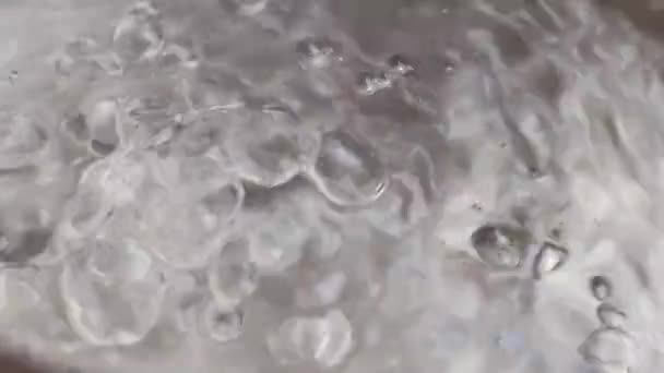 从上面的清澈透明的热开水与气泡在烹调过程中的特写 — 图库视频影像