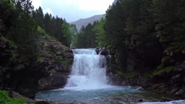 Chlapanie Wodą Spadanie Urwiska Kaskadzie Górach Parku Narodowego Ordesa Monte — Wideo stockowe