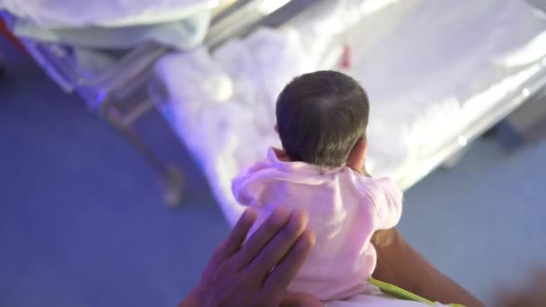 Медсестра Похлопывает Новорожденного Ребенка Спине — стоковое видео