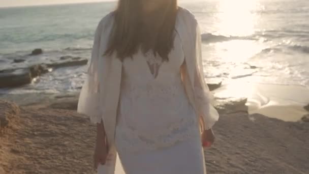 Szczęśliwy Boso Panna Młoda Białej Sukni Ślubnej Spacery Piaszczystej Plaży — Wideo stockowe