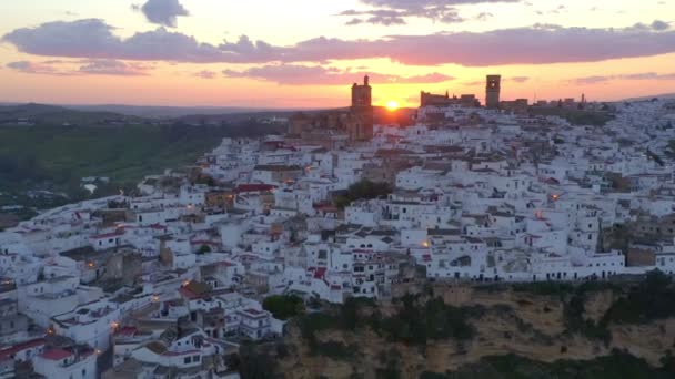 Spanya Endülüs Bulutlu Gün Batımına Karşı Kayalıklarda Bulunan Arcos Frontera — Stok video