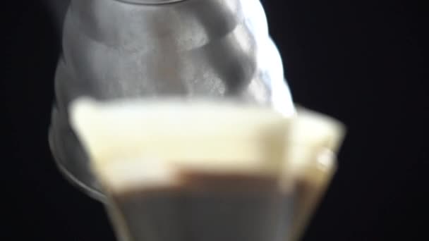 Heet Stomend Gebrouwen Koffie Druipt Van Papieren Filter Glazen Pot — Stockvideo