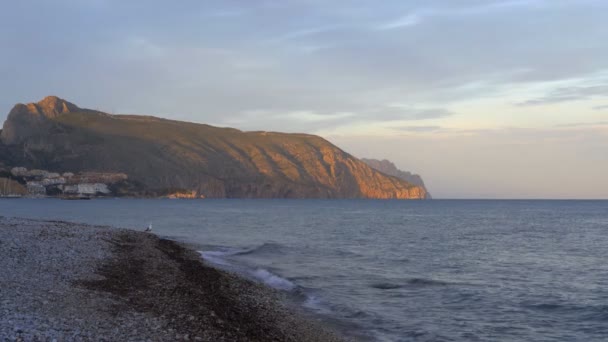 Echtzeit Von Wogendem Meer Der Küste Mit Steinen Der Nähe — Stockvideo