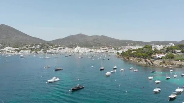 Hermosa Costa Rocosa Con Playa Barcos — Vídeo de stock