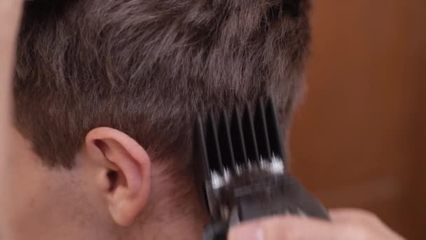 Anak Muda Memotong Rambut Salon — Stok Video