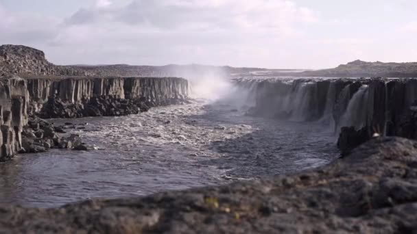 在阳光明媚的日子里 冰岛塞福斯瀑布和湍急的河流的岩石悬崖景观 — 图库视频影像