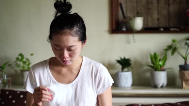 Άρρωστη Γυναίκα Της Ασίας Χρησιμοποιώντας Ιστός Στο Σπίτι — Αρχείο Βίντεο