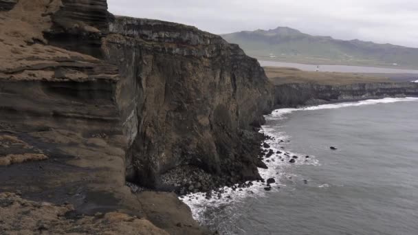 Felsklippe Von Schäumender See Bewölkten Düsteren Himmel Über Island Gespült — Stockvideo