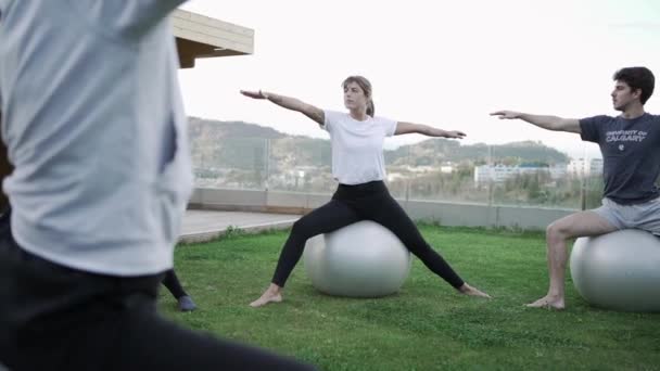 Bir Grup Insan Pilates Yapıyor Takım Çalışması Iyi Ruh Hali — Stok video