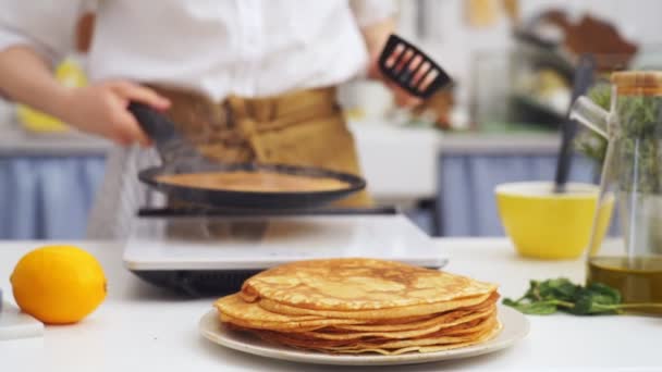 Anonyme Köchin Entfernt Einen Pfannkuchen Mit Einem Spachtel Aus Der — Stockvideo