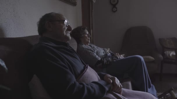 Boční Pohled Starší Pár Sedí Pohovce Doma Při Sledování Televize — Stock video