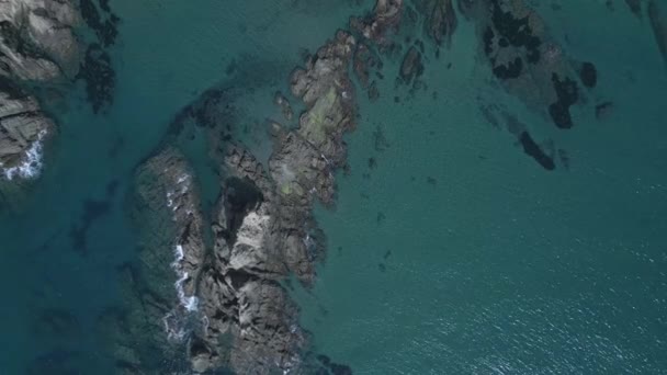 Van Boven Drone Uitzicht Ruwe Rotsachtige Kliffen Turquoise Kabbelend Oceaanwater — Stockvideo