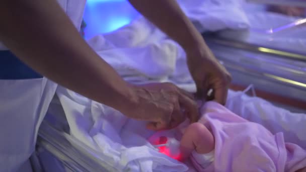 Зверху Сільськогосподарська Медсестра Тримає Маленьку Ногу Хворого Крихітного Немовляти Лежить — стокове відео