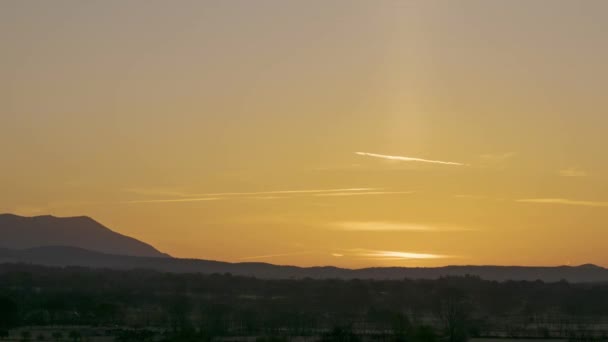 Time Lapse Bright Orange Sun Rising Silhouette Mountains Trees Picos — Αρχείο Βίντεο
