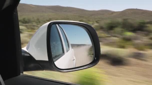 Zdjęcie Pojazdu Odbicie Lusterka Samochodowego Zakurzonej Drogi Przechodzącej Przez Suchą — Wideo stockowe