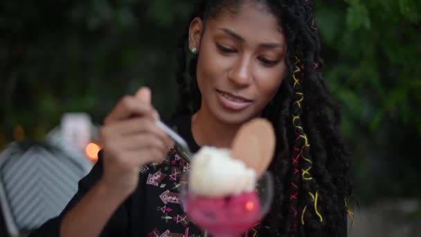 Szczęśliwa Młoda Atrakcyjna Afro Latina Kobieta Dredami Jedząca Lody Restauracji — Wideo stockowe