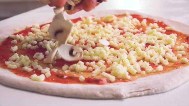 Primo Piano Rallentamento Del Raccolto Anonimo Persona Che Prepara Pizza — Video Stock