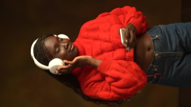 Pozitivní Mladá Černá Žena Červeném Háčkované Dlouhý Rukáv Top Pomocí — Stock video