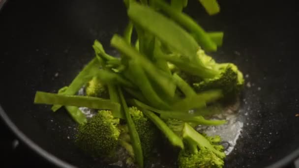 Cima Chef Irreconhecível Adicionando Cortar Pimentas Feijão Verde Para Fritar — Vídeo de Stock