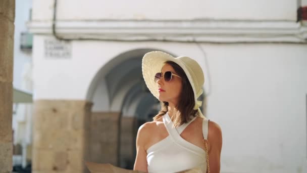 Przemyślana Turystka Kapeluszu Okularach Przeciwsłonecznych Czytająca Mapę Papierową Podczas Letnich — Wideo stockowe