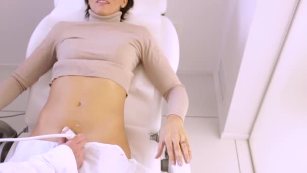 Ärztin Mit Ultraschallscanner Unkenntlich Gemacht Während Sie Fröhliche Schwangere Krankenhaus — Stockvideo