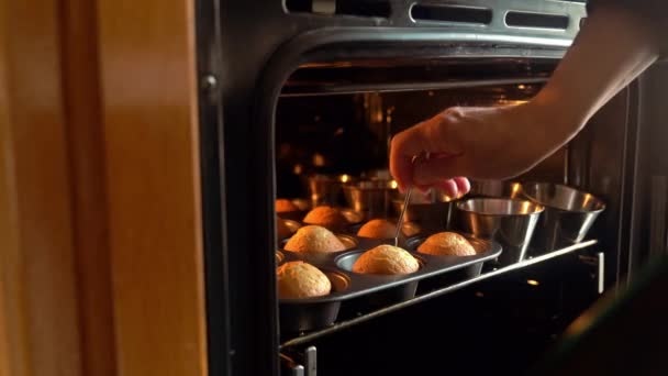 Crop Nierozpoznawalny Cukiernik Sprawdzanie Ciasta Babeczki Metalowym Kijem Podczas Gotowania — Wideo stockowe