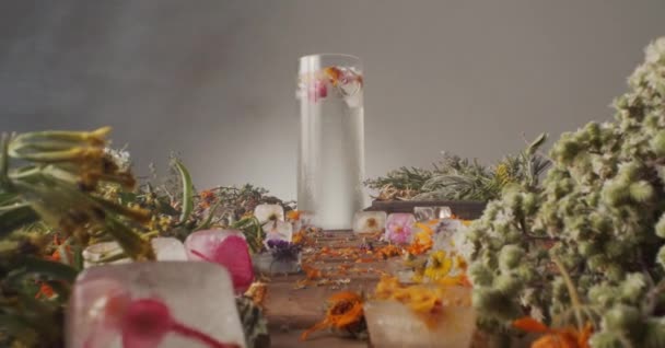 Stół Pokryty Świeżymi Jadalnymi Kwiatami Przygotowania Zimnego Napoju Kostkach Lodu — Wideo stockowe