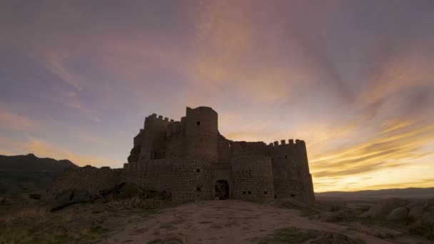 Вид Старий Замок Схилі Пагорба Біля Хмарного Сонця Ввечері Авілі — стокове відео