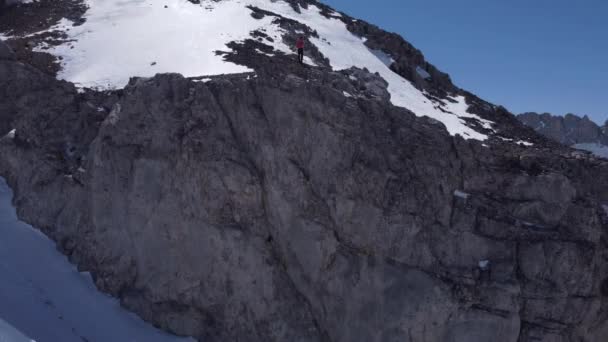 Desde Arriba Mujer Controlando Dron Volador Ladera Nevada Montaña Picos — Vídeo de stock