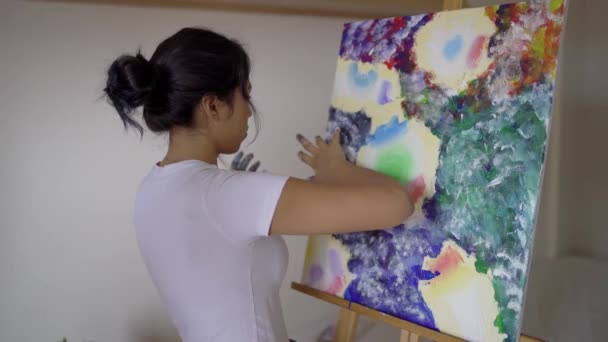 Pintura Artista Femenina Vista Lateral Con Manos Acuarelas Sobre Lienzo — Vídeos de Stock
