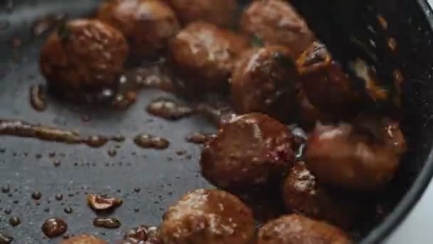 Köfte Çeviren Elektrikli Fırında Kızartan Mutfakta Tezgahta Yemek Pişiren Isimsiz — Stok video