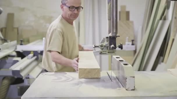 Filmagem Carpinteiro Fazendo Oficina Madeira — Vídeo de Stock