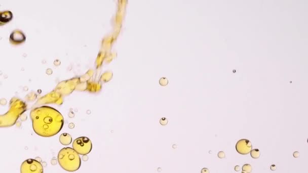 Nahaufnahme Zeitlupe Von Gelbem Das Transparentes Wasser Gegossen Wird Und — Stockvideo