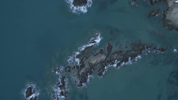 Góry Widok Drona Szorstkich Skalistych Klifów Turkusowym Falujących Wody Oceanu — Wideo stockowe